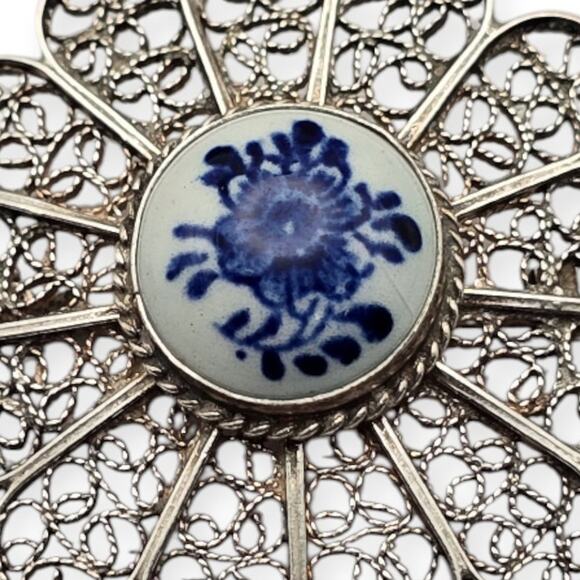 Blue & White Porcelain Delft Style Filigree Pin Vintage  Brooch - Picture 2 of 5